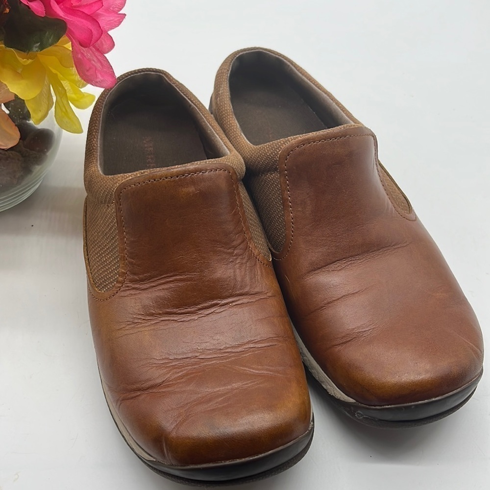 Merrell Oak Brown Leather Mules Sz 8.5. MR1100